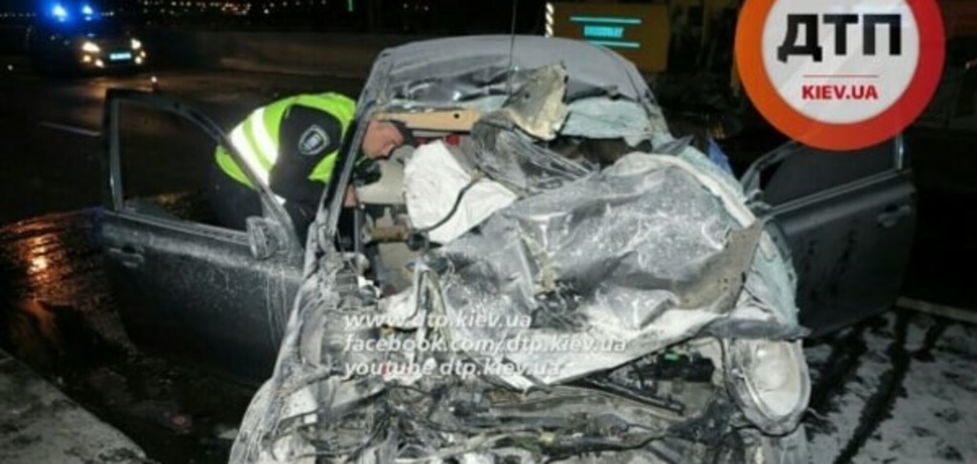 Смертельное ДТП в Киеве: автомобиль после удара загорелся