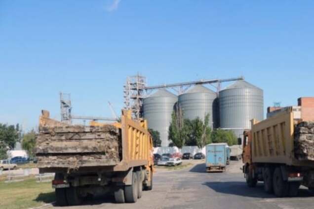 В Керчи разбирают 'взлетку' аэродрома, а плиты везут в Россиию: фотофакт