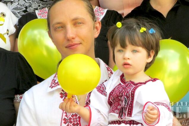 В Славянске прошел масштабный флешмоб патриотов: фоторепортаж