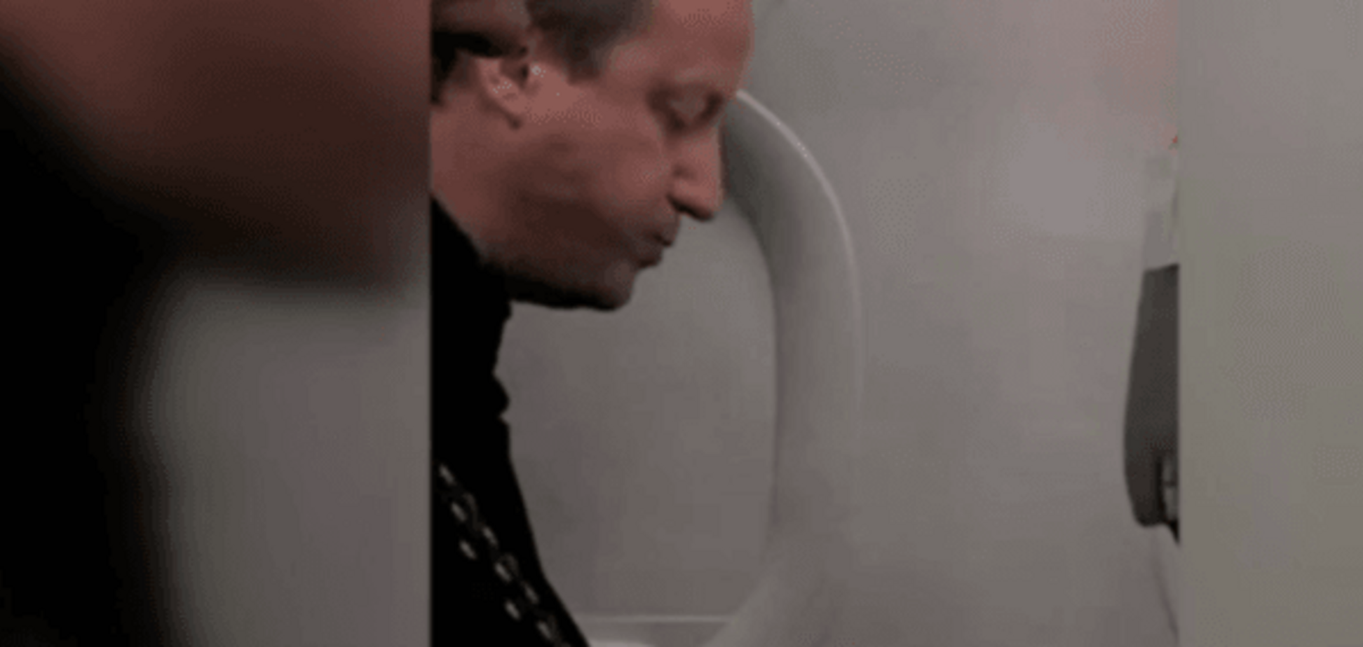 Кэмерона поймали на поедании чипсов в эконом-классе самолета: фотофакт