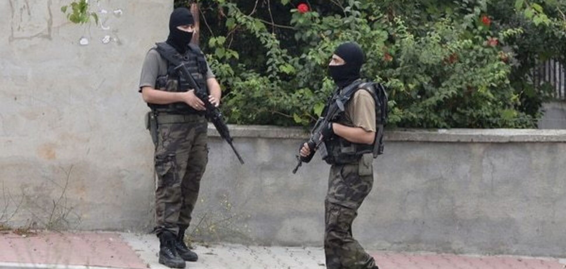 У Стамбулі невідомі обстріляли поліцейський відділок з автоматів