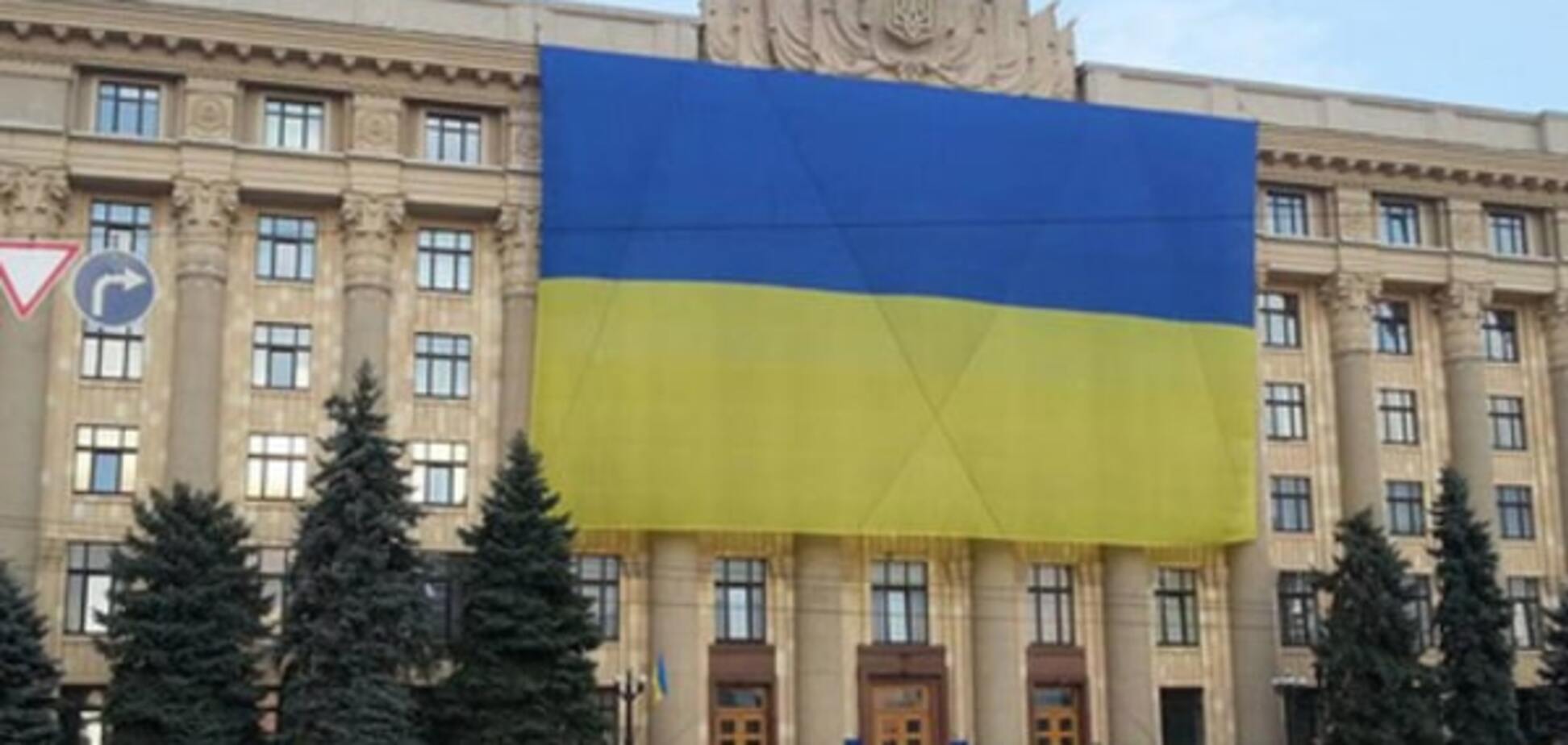 В Харькове на здании ОГА появился флаг Украины на четыре этажа: фотофакт