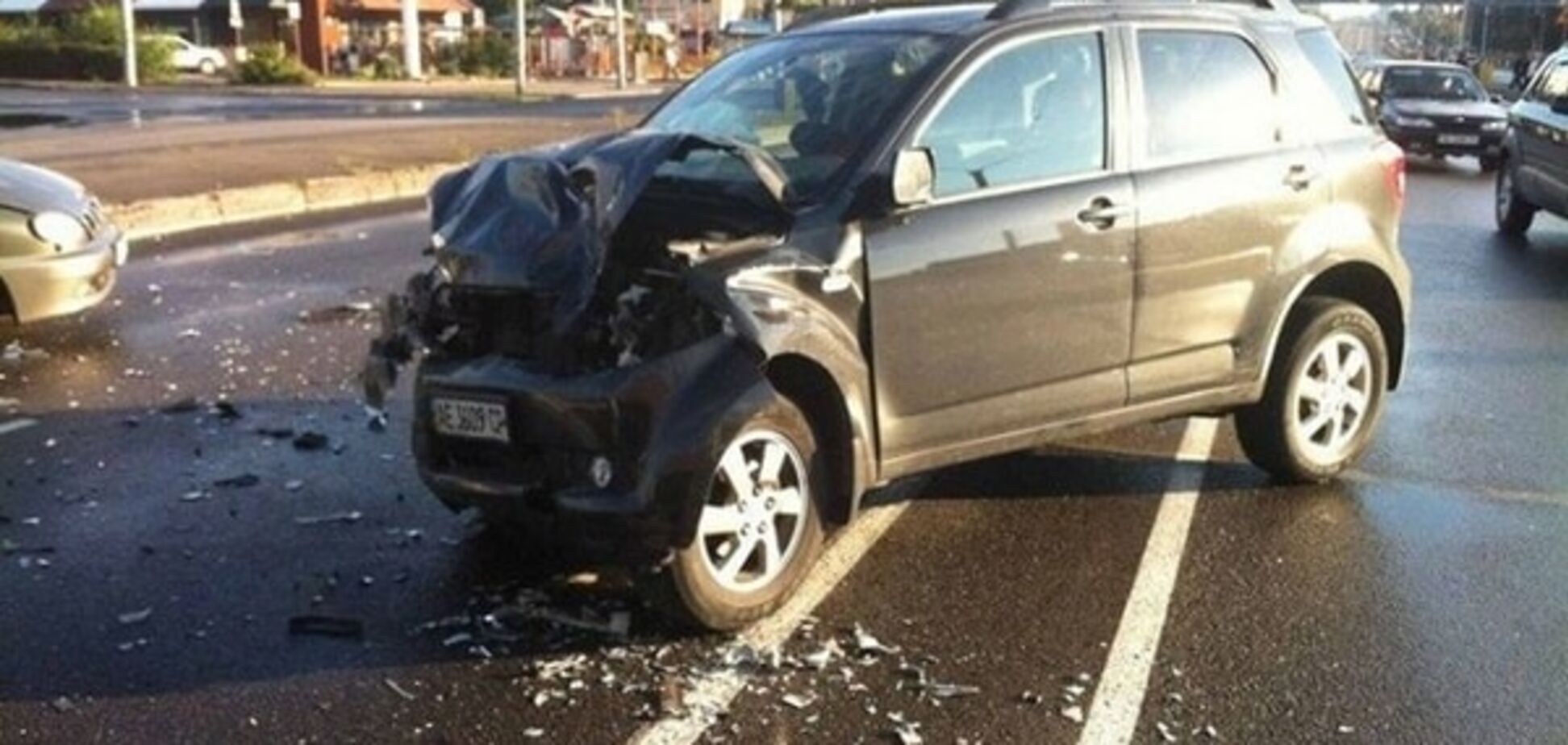 Развернулся через 6 полос и скрылся: страшная авария в Днепропетровске