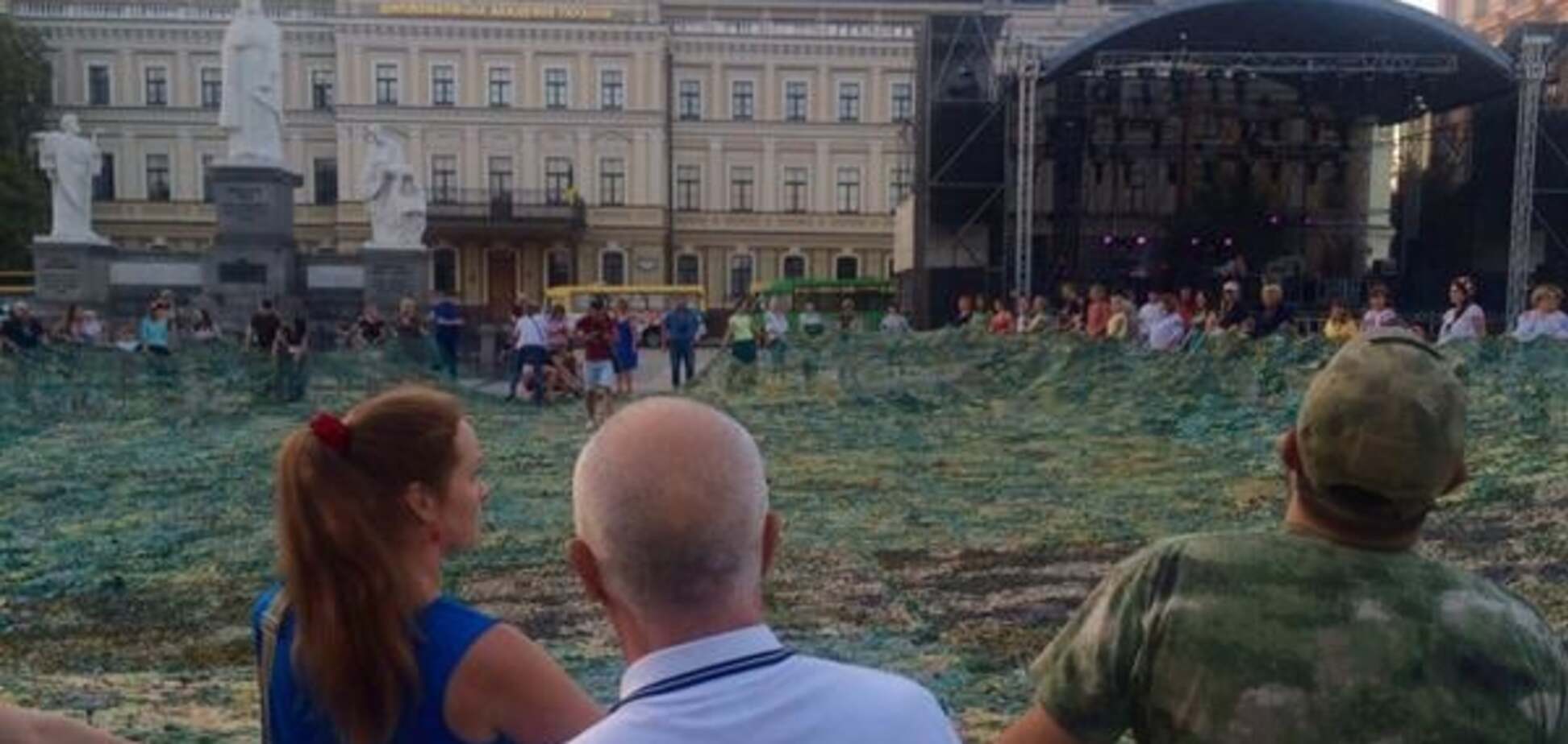 Есть рекорд! В Киеве сплели гигантскую маскировочную сетку для АТО: фотофакт