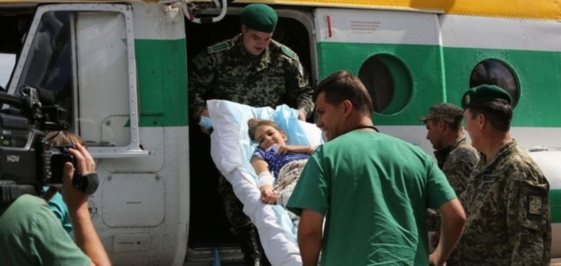 Раненую в Сартане девочку привезли в Киев вертолетом: фоторепортаж