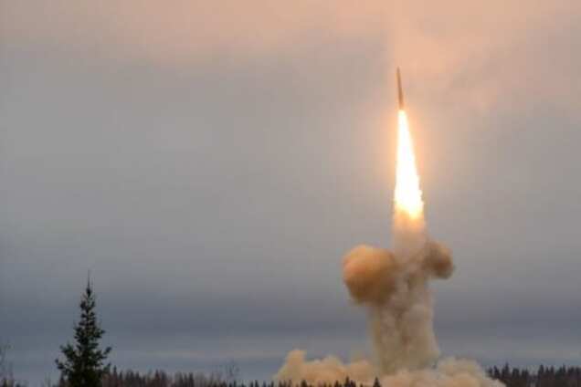 Бряцает оружием: в России испытали межконтинентальную ракету 'Тополь'