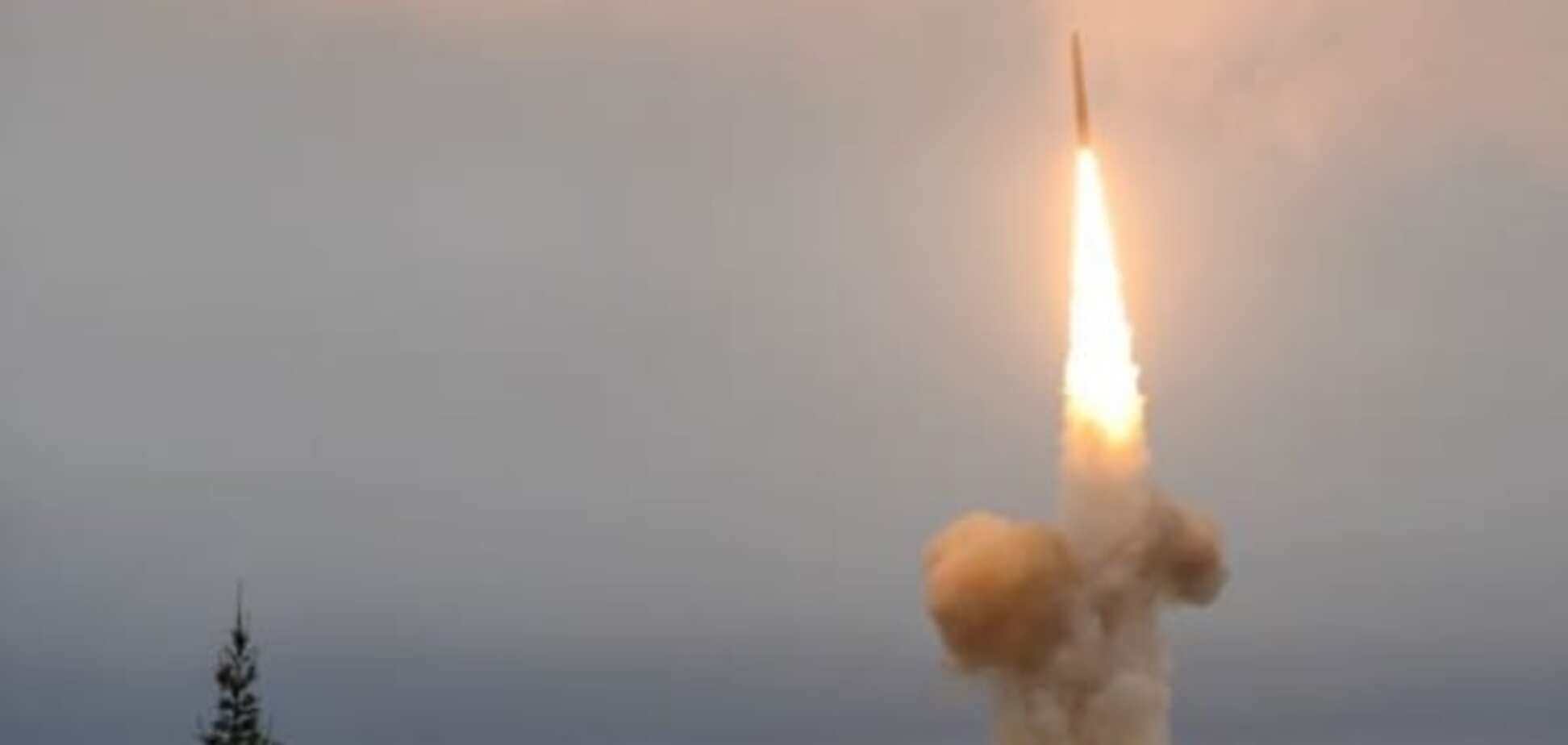 Бряцает оружием: в России испытали межконтинентальную ракету 'Тополь'
