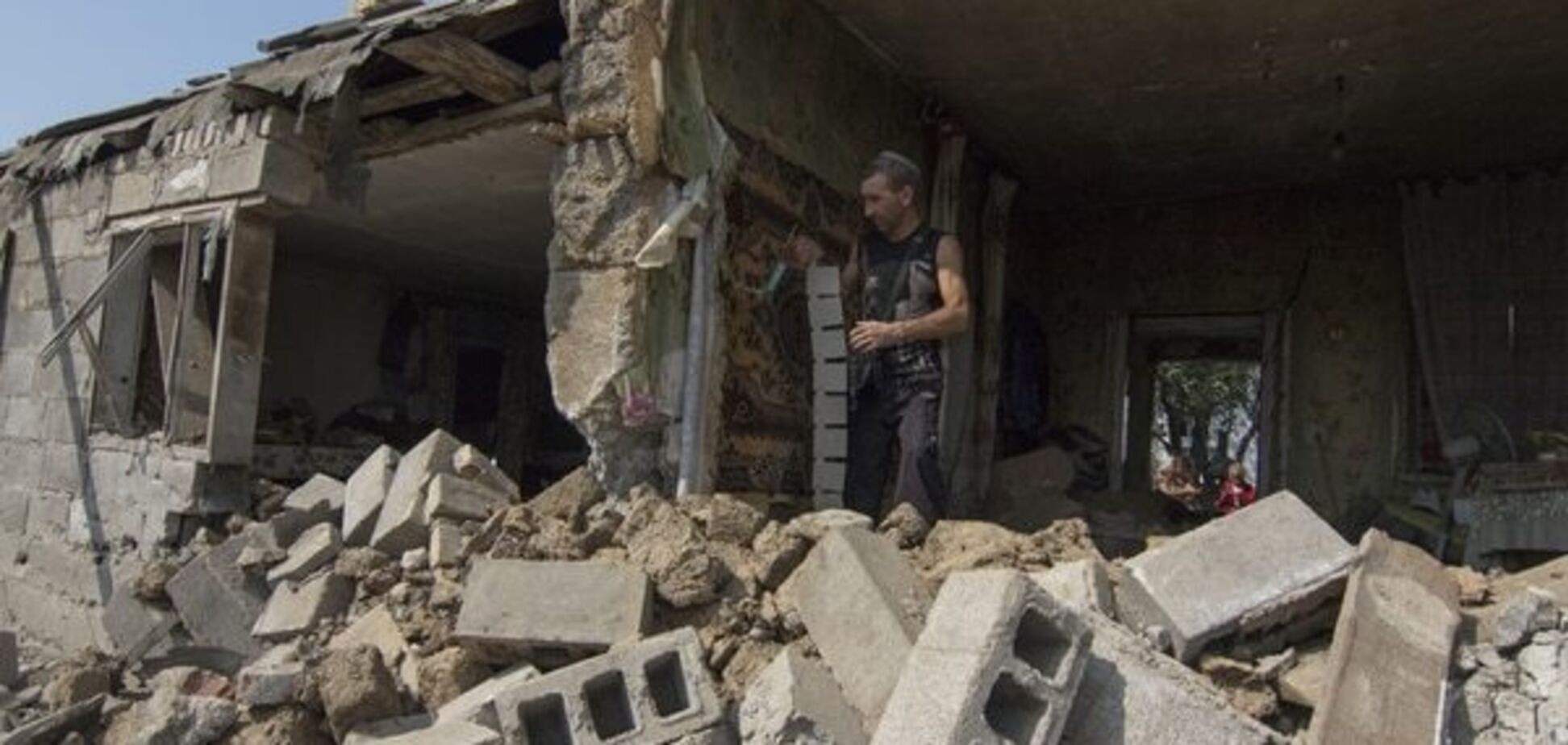 Террористы ранили двух человек в Луганской области