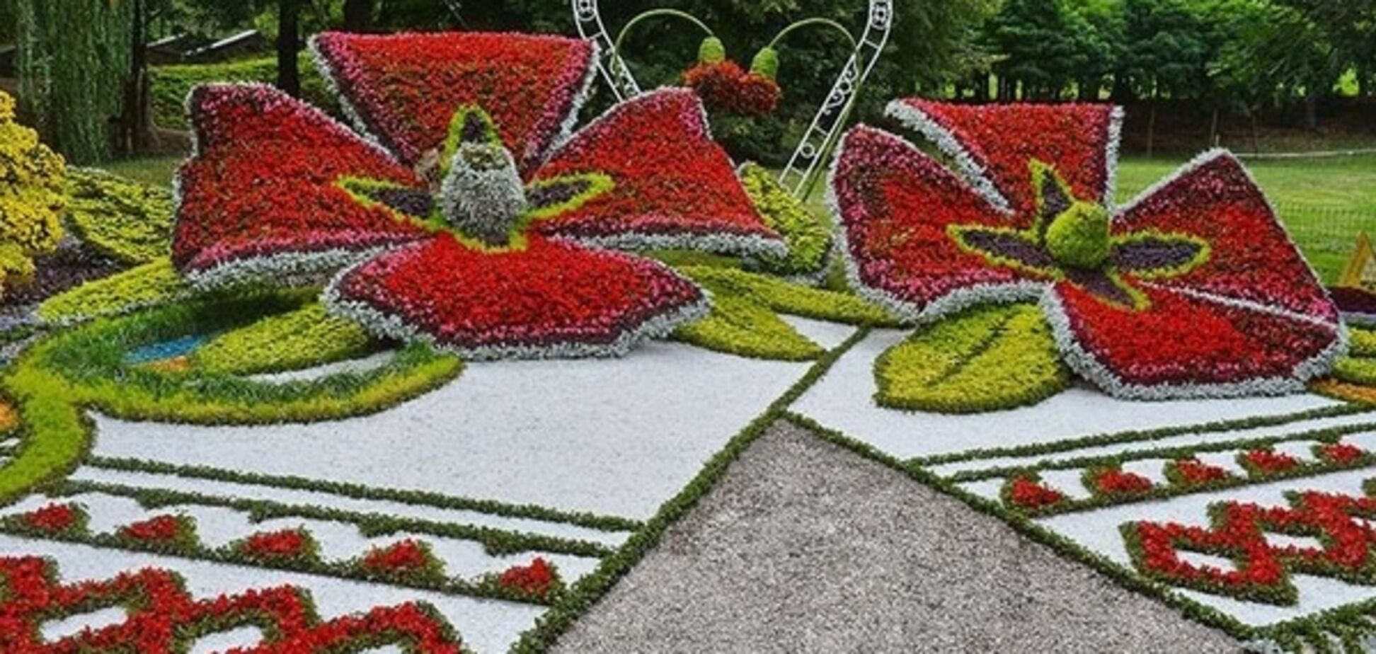 В Киеве на Певчем поле стартовала выставка цветов: сказочные фото