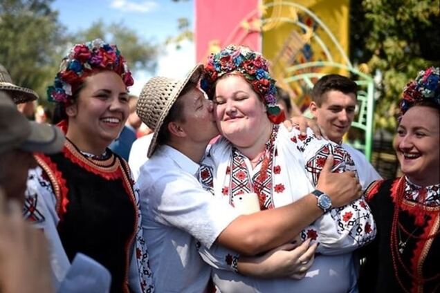 Ляшко похвалився поцілунком з полтавчанкою на Сорочинському ярмарку: фотофакт