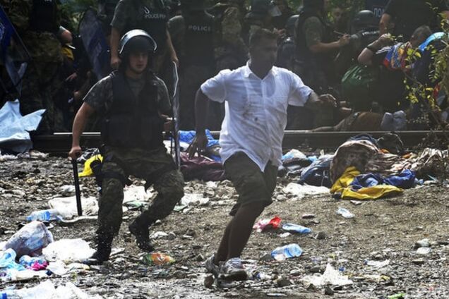 И тут они как ломанулись! В Македонию прорвались тысячи мигрантов из Греции: фоторепортаж