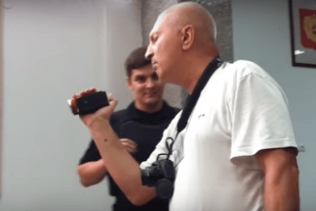 Журналист напал на сестру Савченко из-за сине-желтых цветов ее одежды: видеофакт