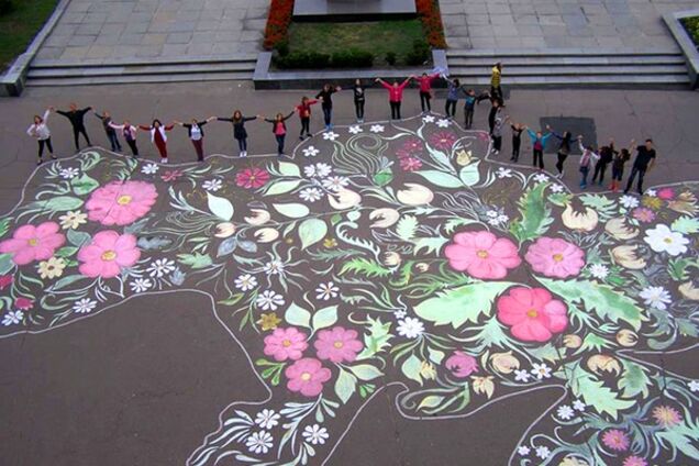В Житомире 'расцвела' огромная карта Украины: яркие фотографии
