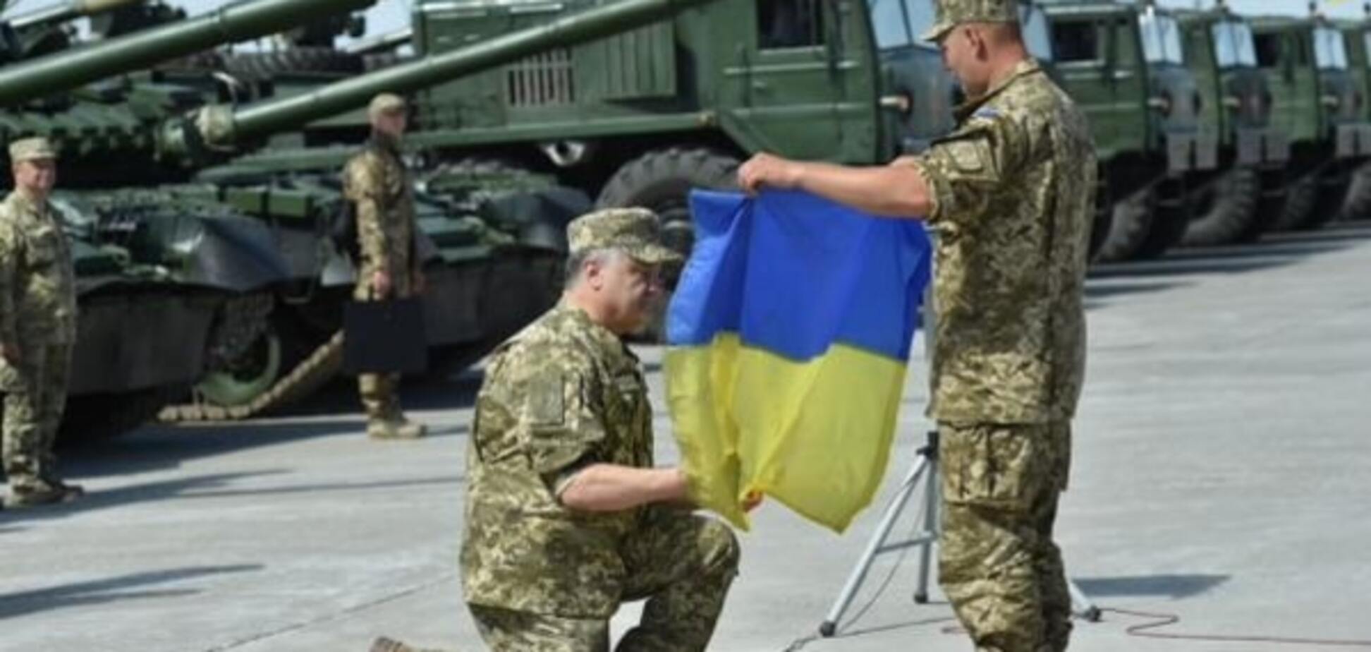 Бойцы АТО подарили Порошенко боевой флаг: фотофакт