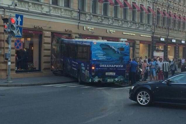 В Питере автобус влетел в витрину магазина: фото ДТП