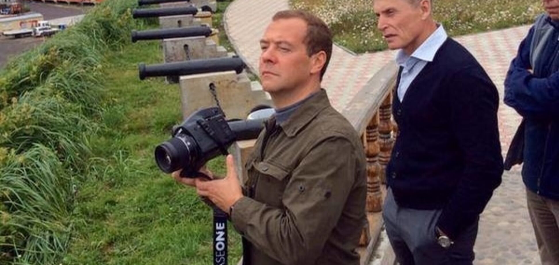 Блогер показал дорогостоящую фотокамеру Медведева
