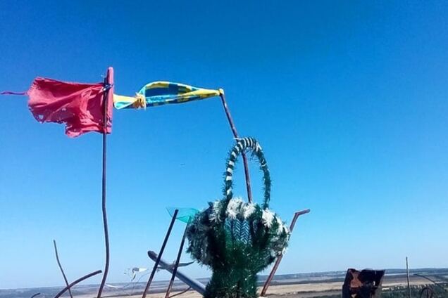 Над Саур-Могилой установили флаг Украины: фотофакт