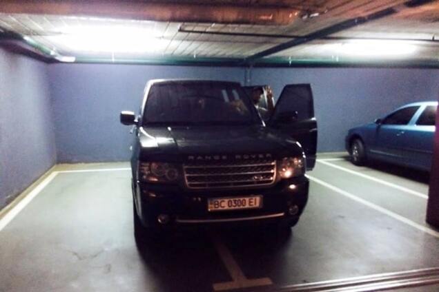 'Герой парковки' занял два паркоместа, чтобы стать популярным в соцсети