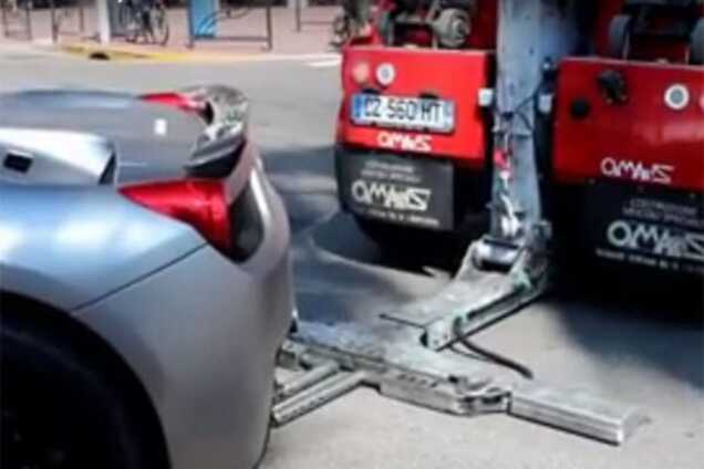 Незважаючи на 'крутість': як у Каннах евакуюють 'героїв парковки'