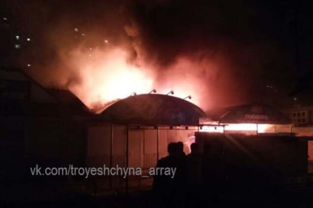 У Києві вночі згорів магазин: фото і відео з місця подій