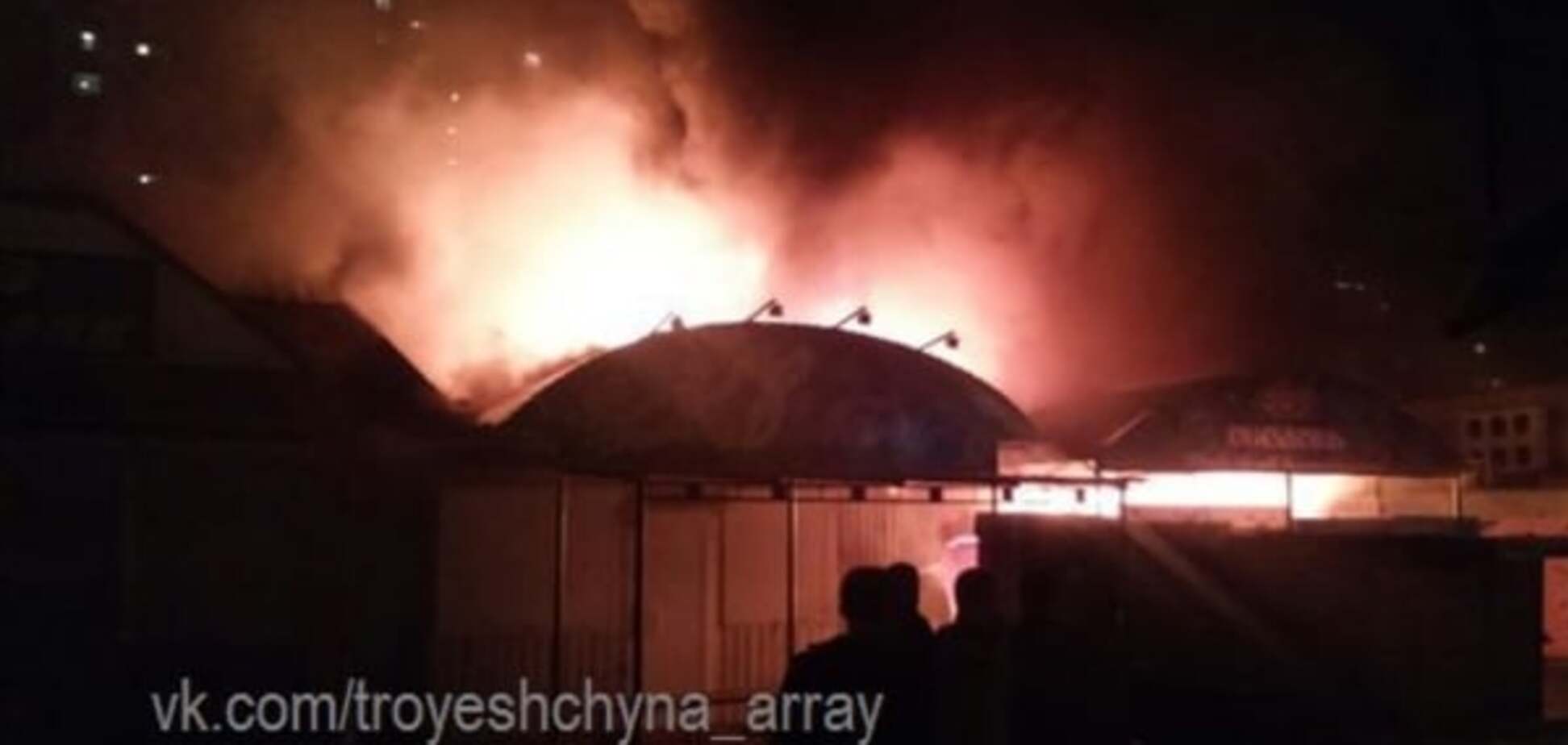 В Киеве ночью сгорел магазин: фото и видео с места событий