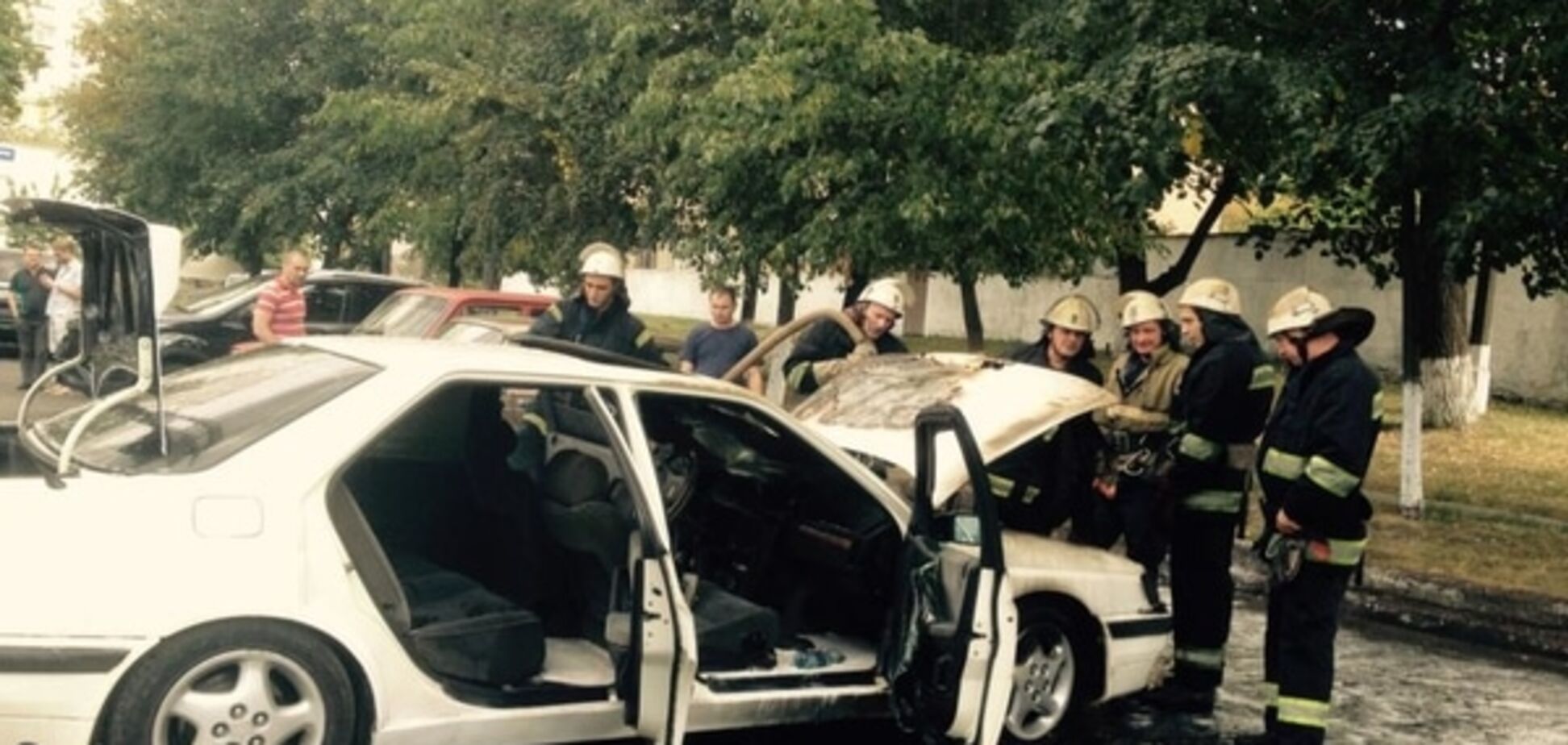 В Киеве сожгли легковушку: фотофакт