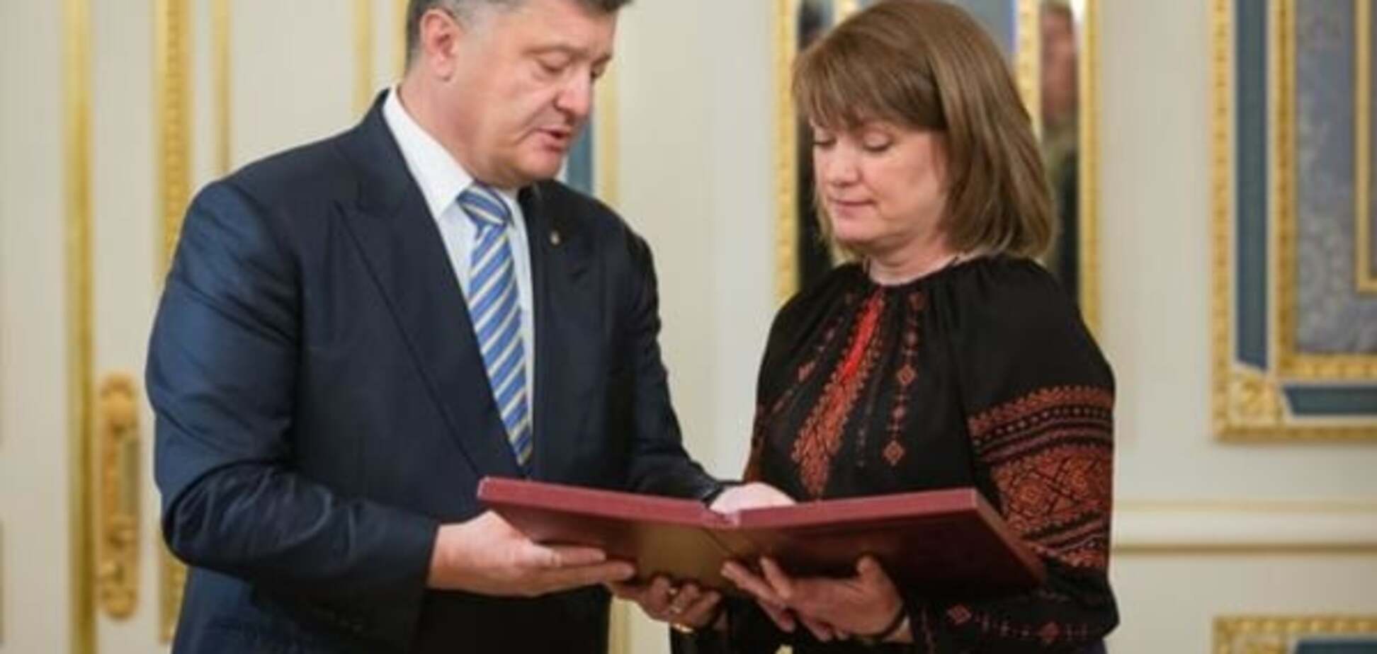 Порошенко наградил звездой Героя погибшего на Донбассе айдаровца