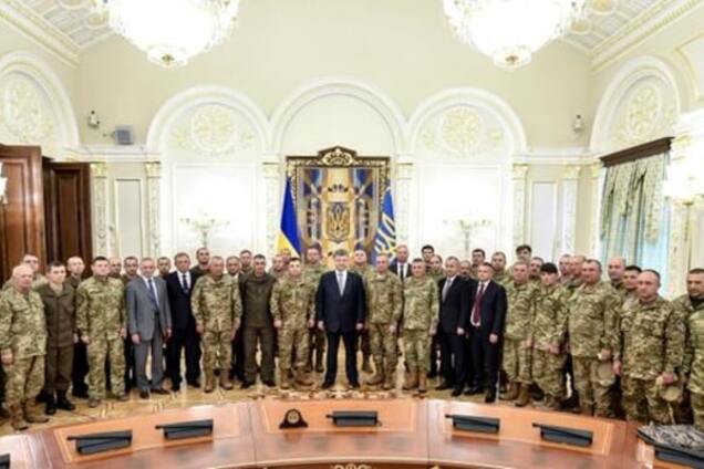 'Не существует государства без войска': Порошенко наградил военных