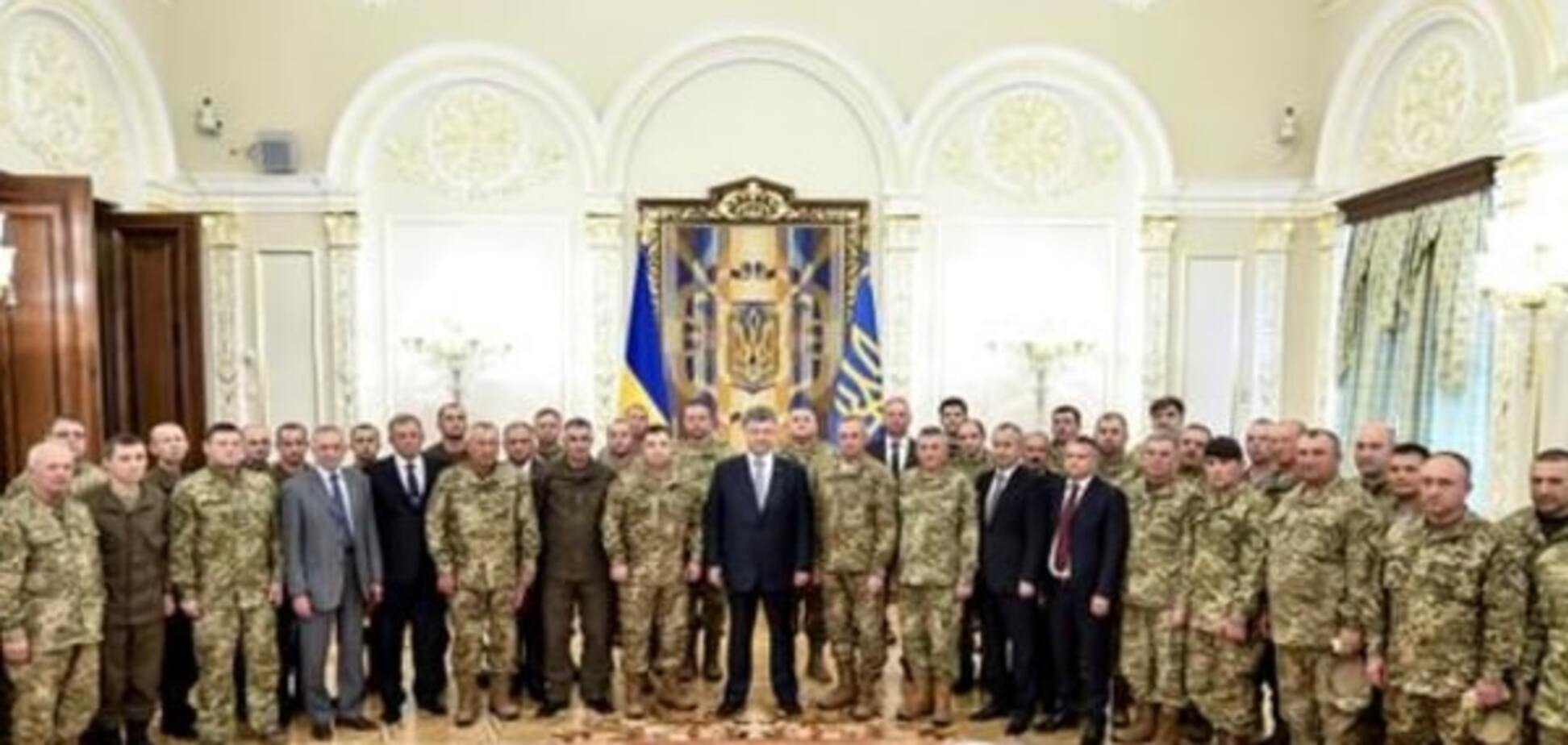 'Не существует государства без войска': Порошенко наградил военных