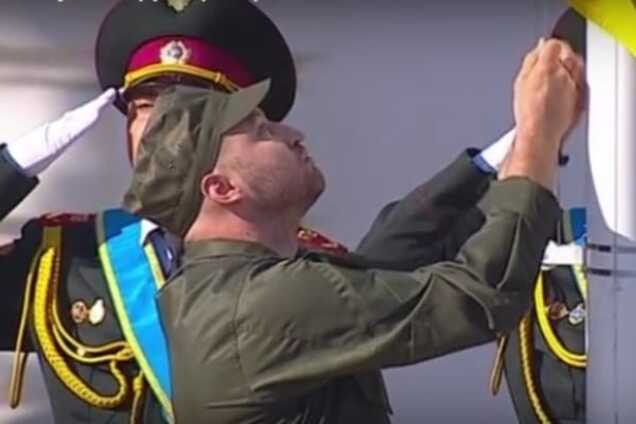 Страна знает своих героев! Флаг Украины поднял легендарный боец АТО