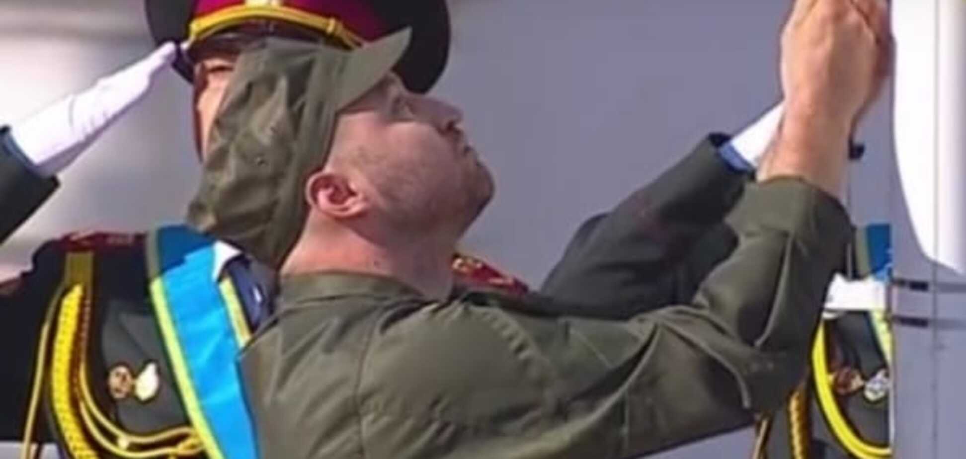 Страна знает своих героев! Флаг Украины поднял легендарный боец АТО