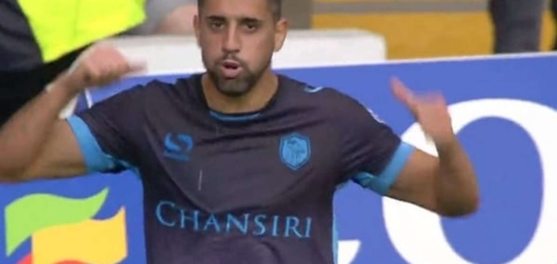 Португальский футболист забил роскошный мяч 'с лёта'