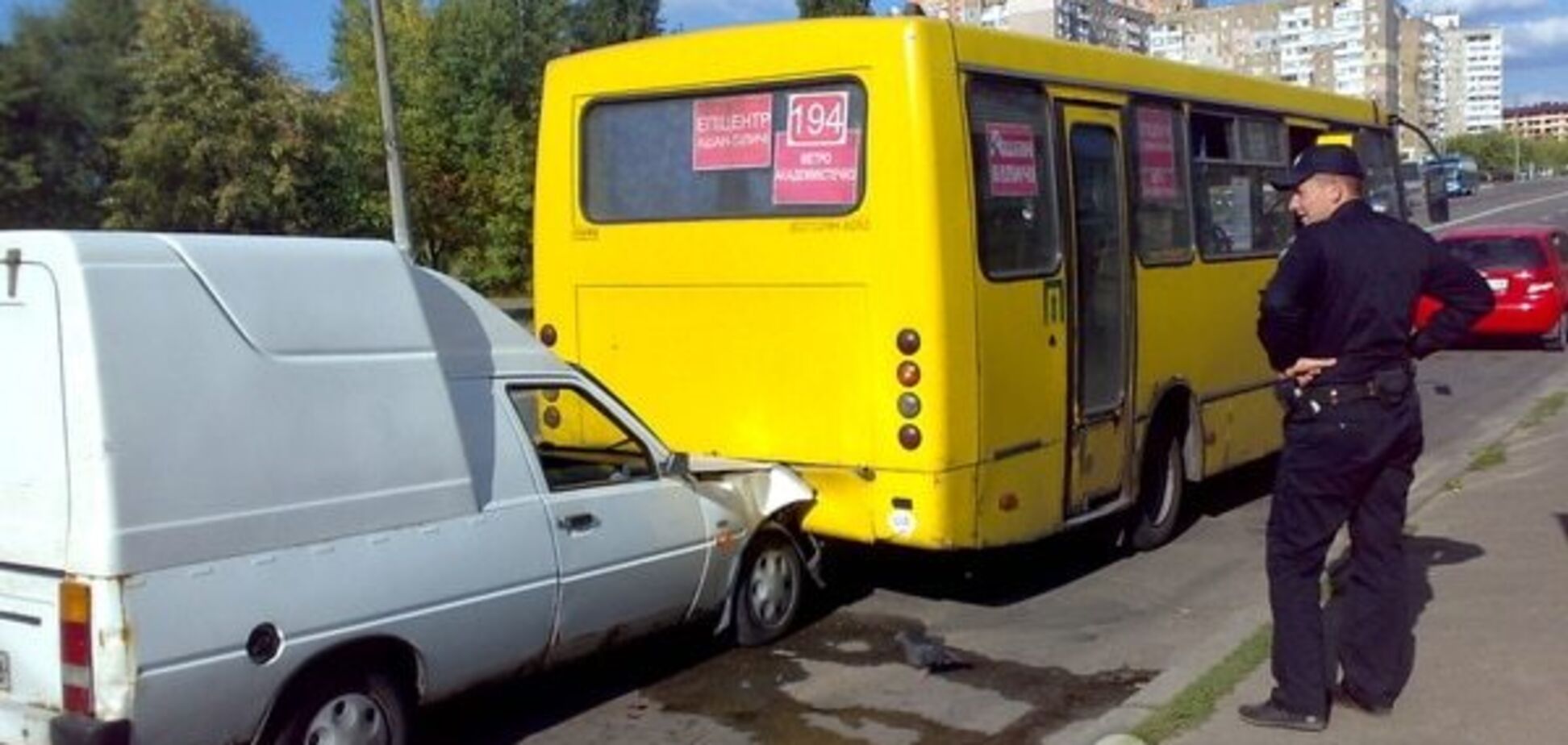 В Киеве столкнулись 'Таврия' и маршрутка, есть пострадавший: фотофакт