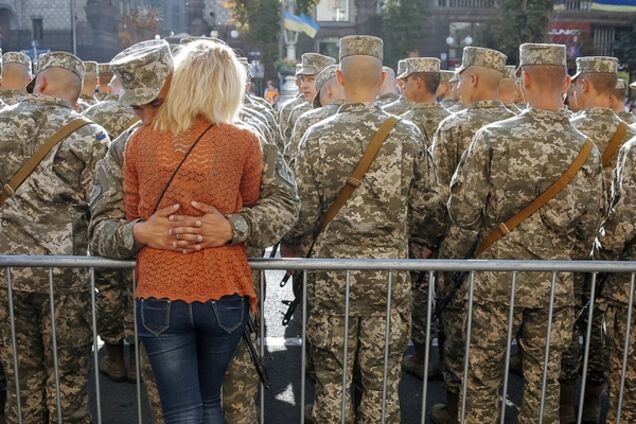 Слезы счастья и гордость за воинов: грандиозные фотографии военного парада в Киеве