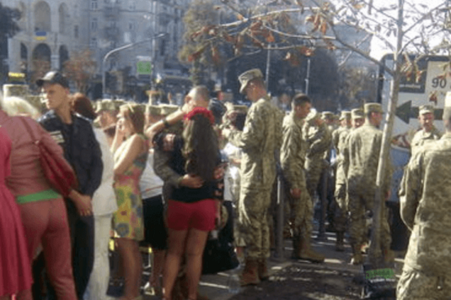 Тысячи людей вышли на Крещатик: фото из центра Киева