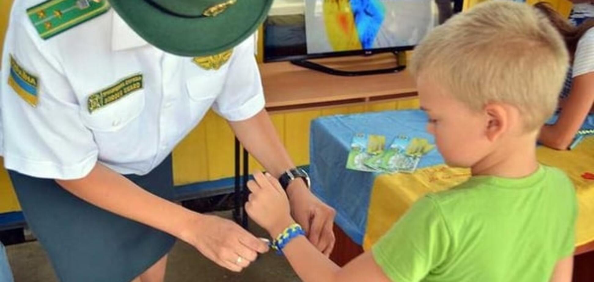 Пограничники подарили крымчанам кусочек Украины: фото поздравления