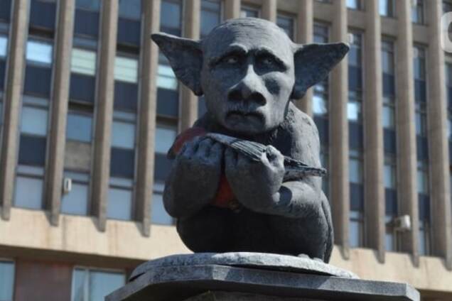 В Запорожье 'жидобандеровцы' установили Путина со снегирем: фоторепортаж