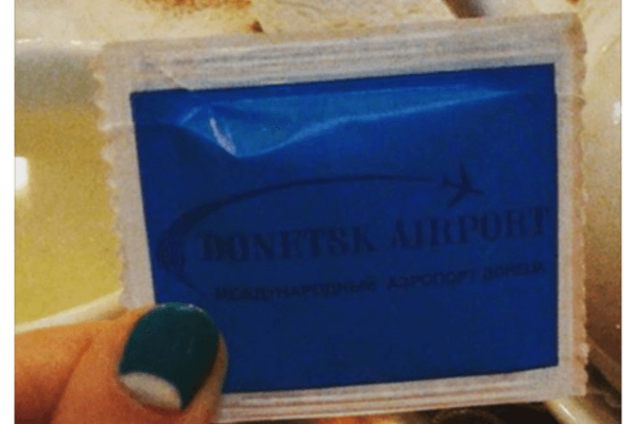 Дожили! В Донецке раздают сахар из разрушенного аэропорта: фотофакт