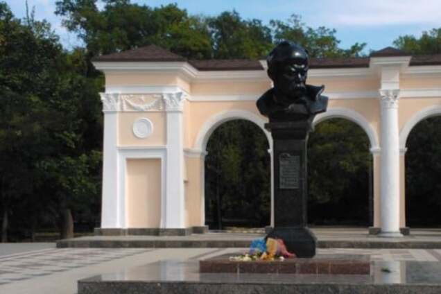 Очі муляє: у Сімферополі зіпсували жовто-синій букет біля пам'ятника Шевченку
