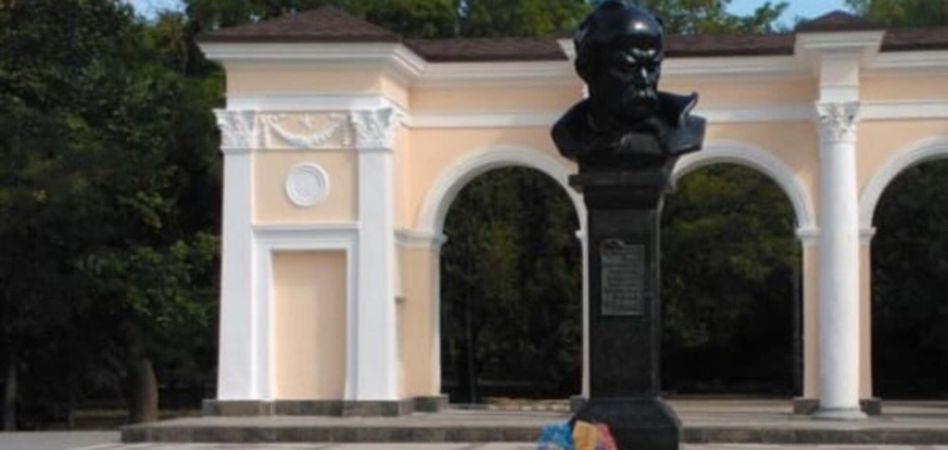 Глаза мозолит: в Симферополе испортили желто-синий букет у памятника Шевченко