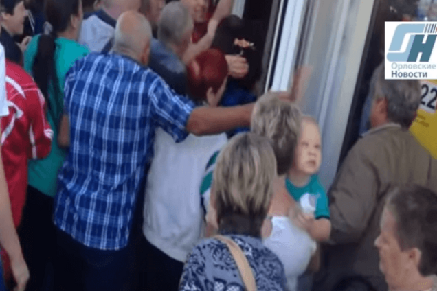 Вот тебе и 'Сберегайка'! В России штурмовали магазин из-за пельменей: видеофакт