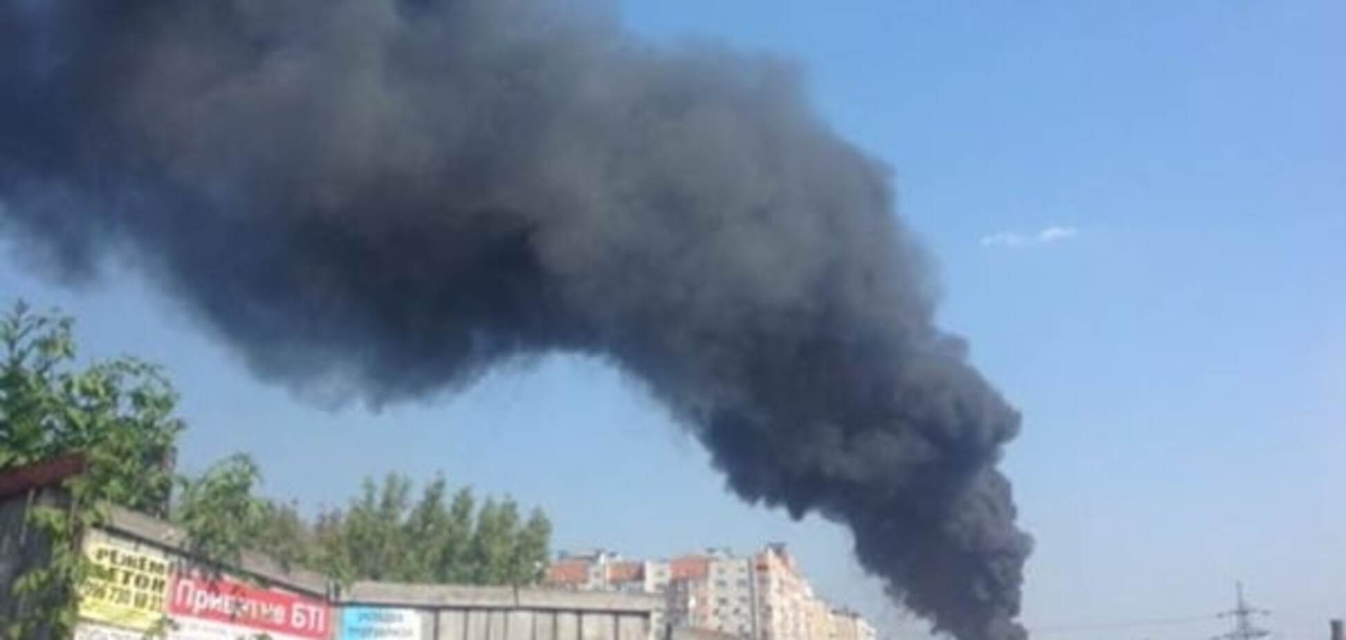 Под Киевом горят промышленные склады: фотофакт