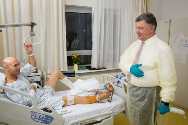 Порошенко рассказал раненым украинским бойцам в Германии о переговорах с Меркель