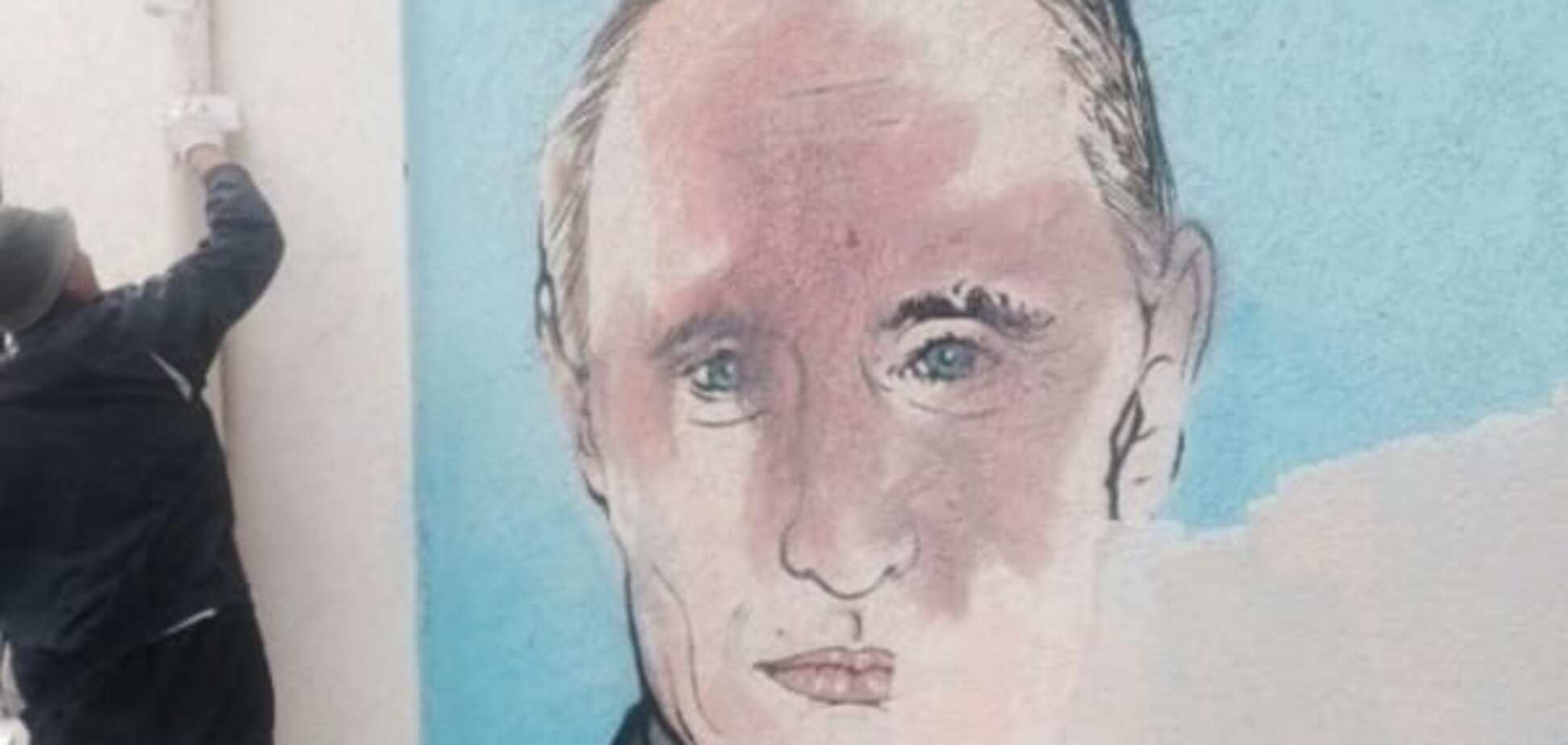У Сімферополі портрет Путіна залили їдкою фарбою: фотофакт