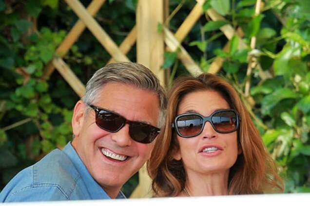 Фотобомбер: Клуни испортил романтическое фото Синди Кроуфорд с мужем