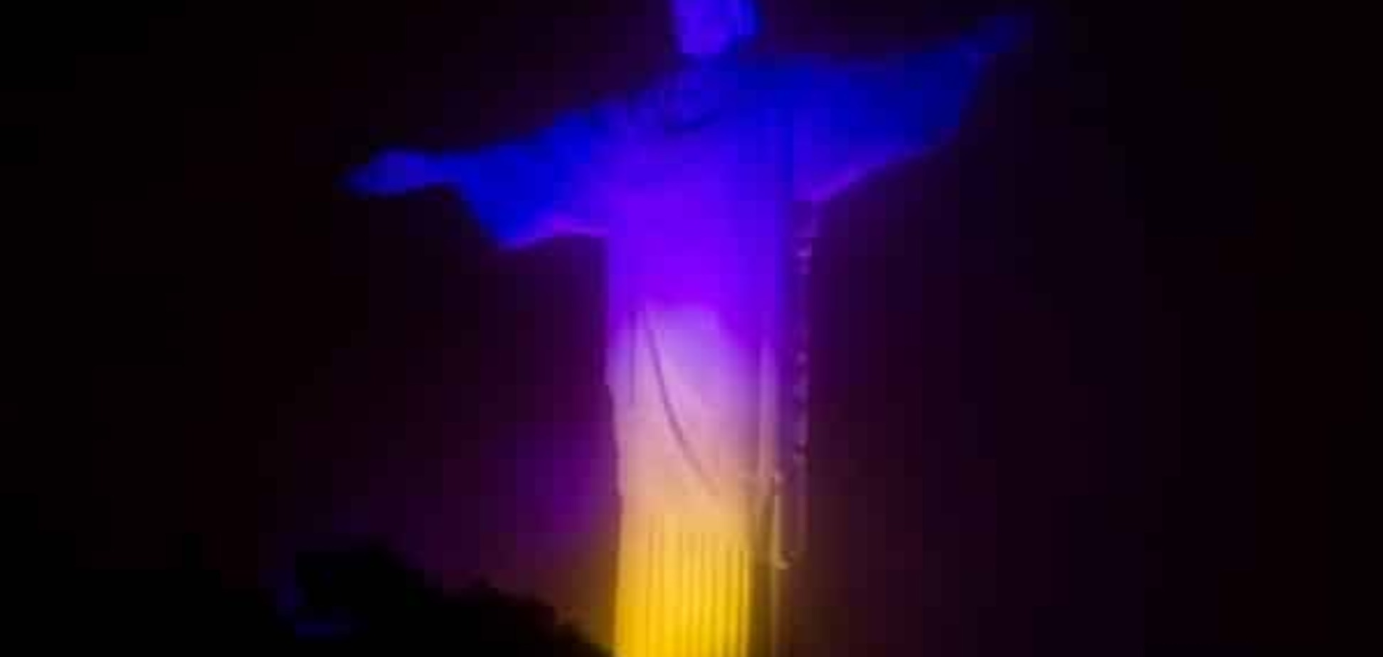 В Бразилии статую Христа-Искупителя осветили в сине-желтые цвета