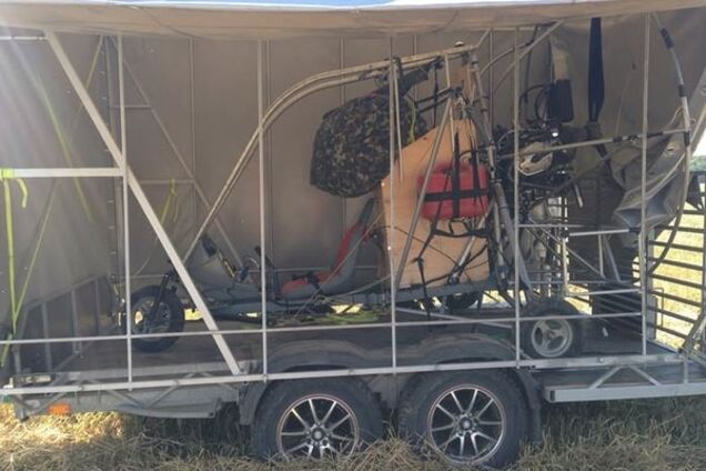 Сигарети, що літають: СБУ знайшла параплан контрабандистів. Фотофакт