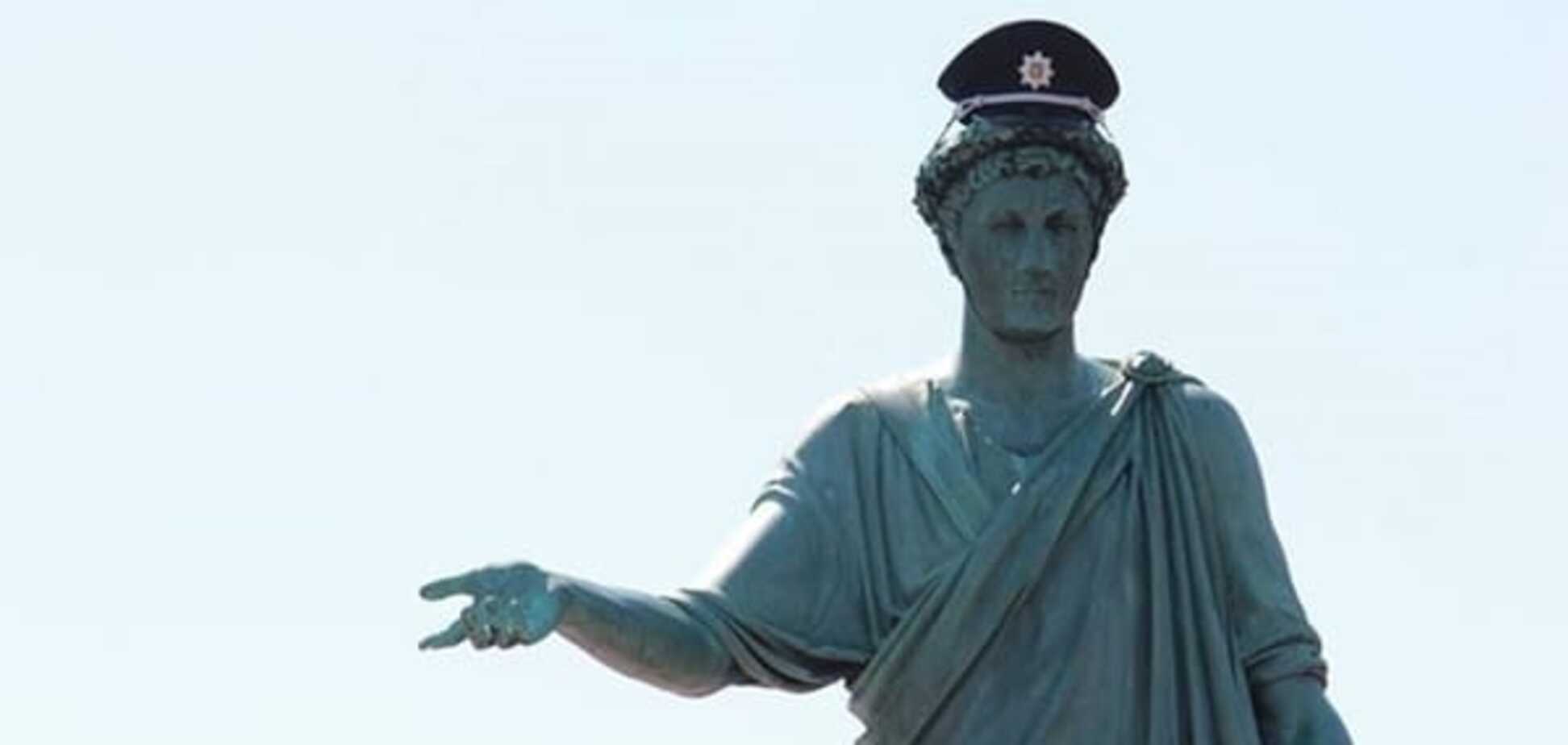 Памятник Дюку в Одессе приготовился к встрече с новой патрульной службой: фотофакт