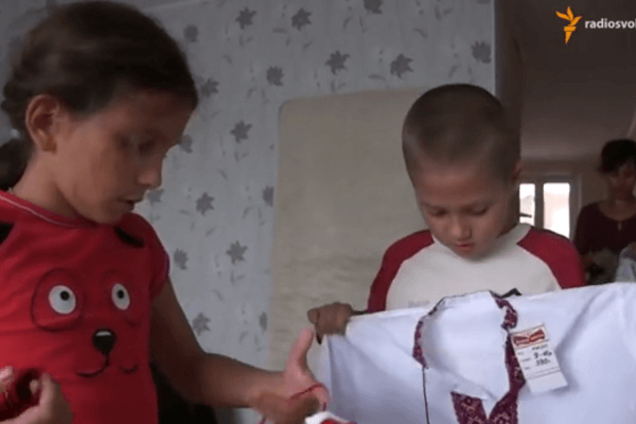 Дети комбата Юлдашева отправились в Австрию в вышиванках: видеофакт