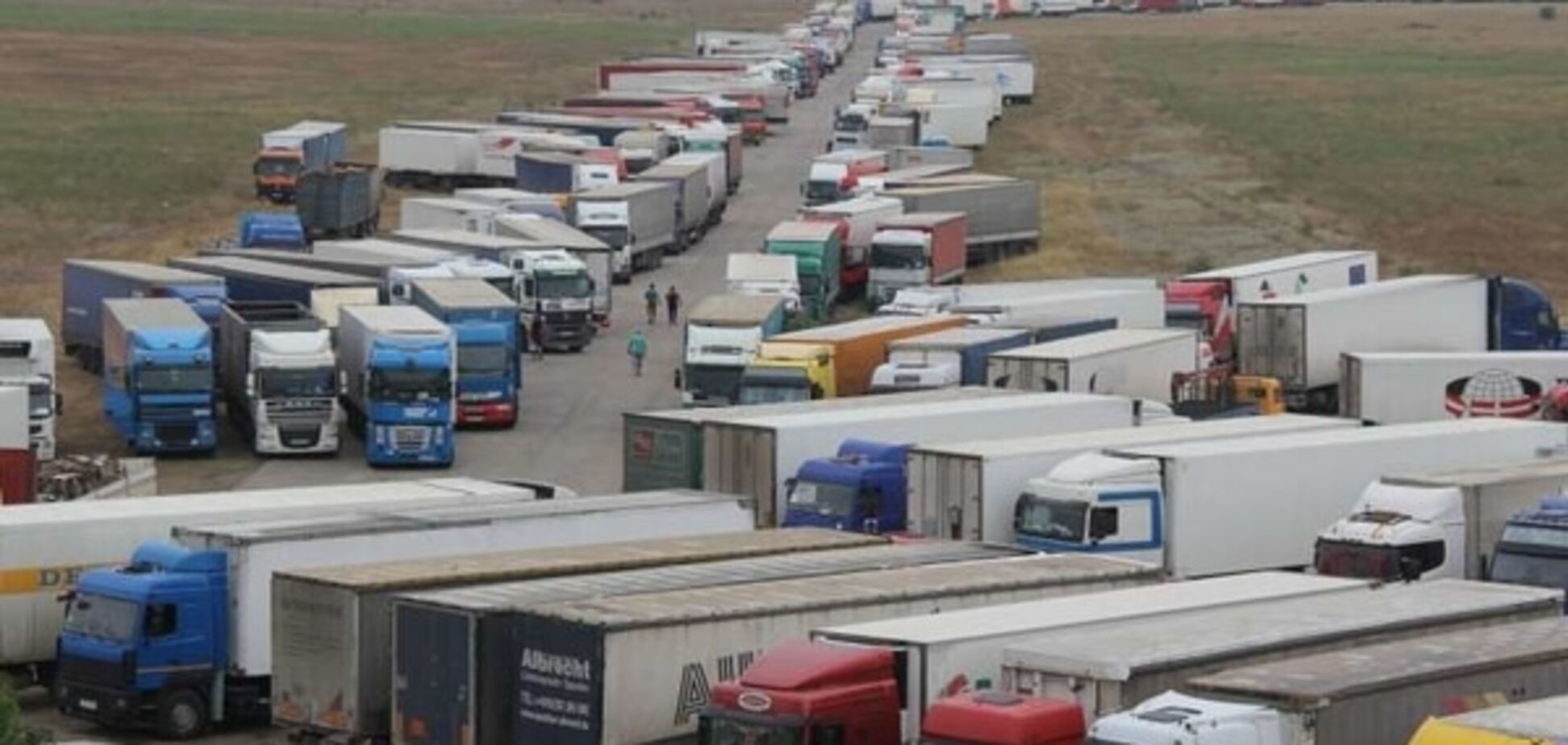 В Керчи бунтуют дальнобойщики: ожидание на переправе достигает 5 дней. Фотофакт